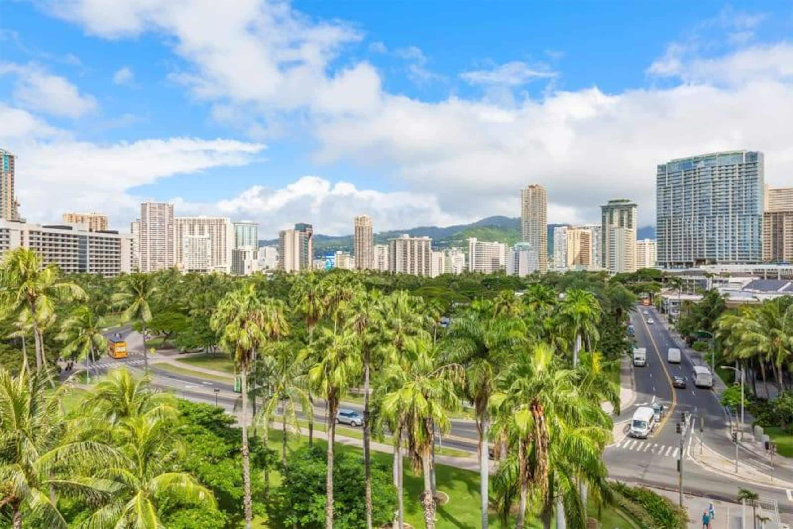 Condo in Honolulu · ★4.7 · 2 bedrooms · 3 beds · 1 shared bath - Image 17