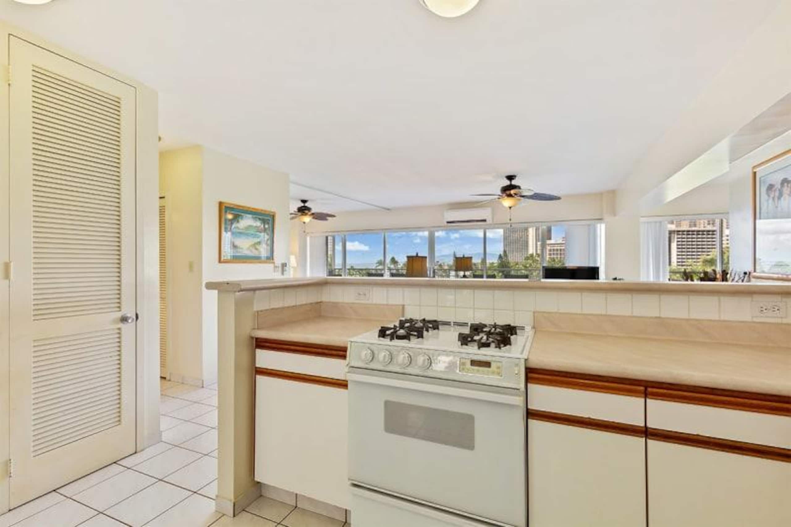 Condo in Honolulu · ★4.7 · 2 bedrooms · 3 beds · 1 shared bath - Image 3