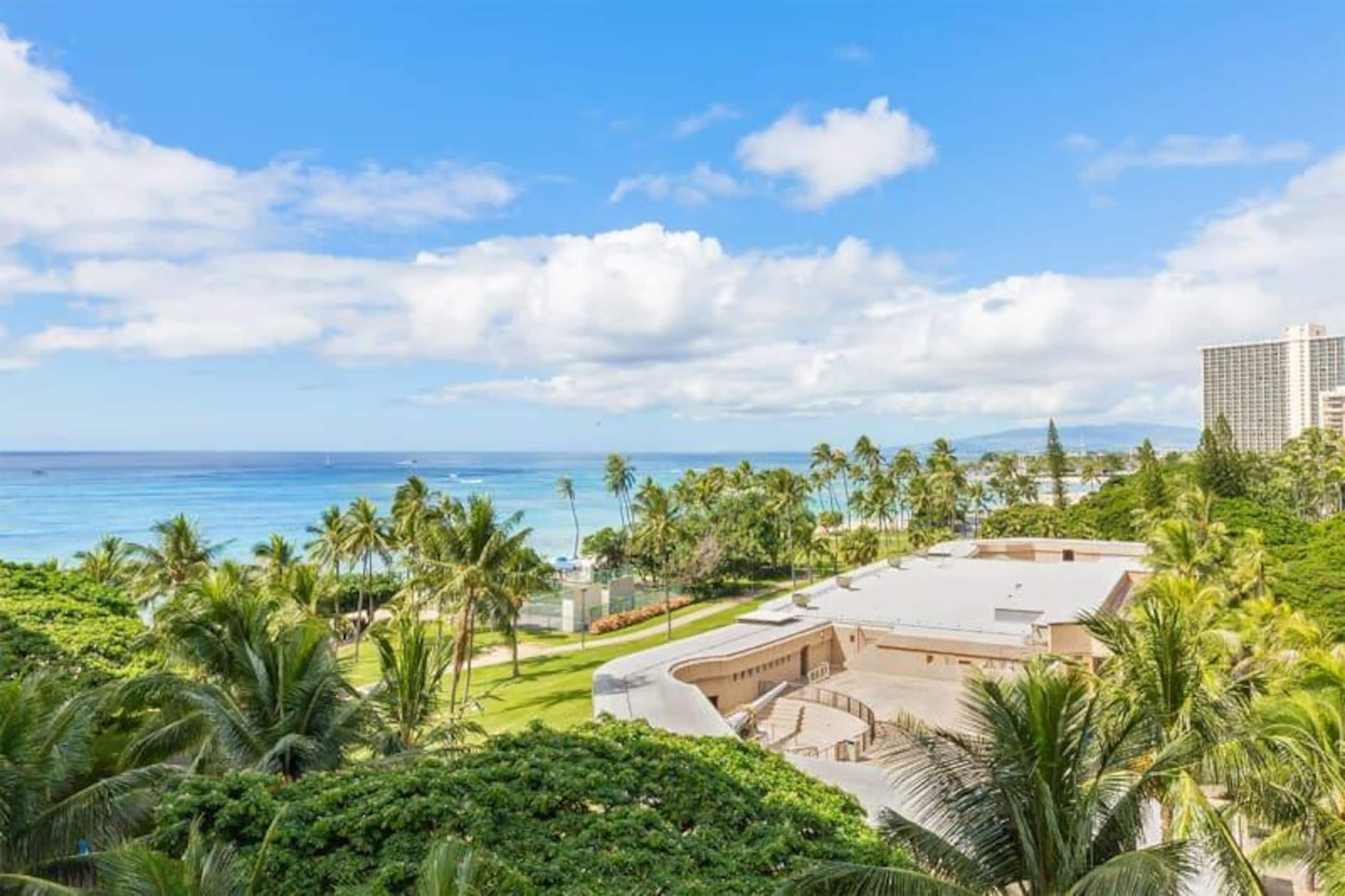 Condo in Honolulu · ★4.7 · 2 bedrooms · 3 beds · 1 shared bath - Image 16