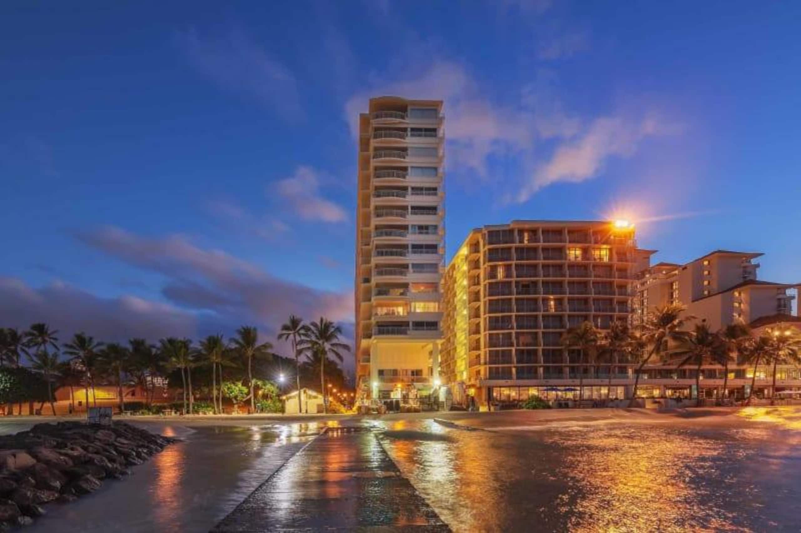 Condo in Honolulu · ★4.7 · 2 bedrooms · 3 beds · 1 shared bath - Image 19