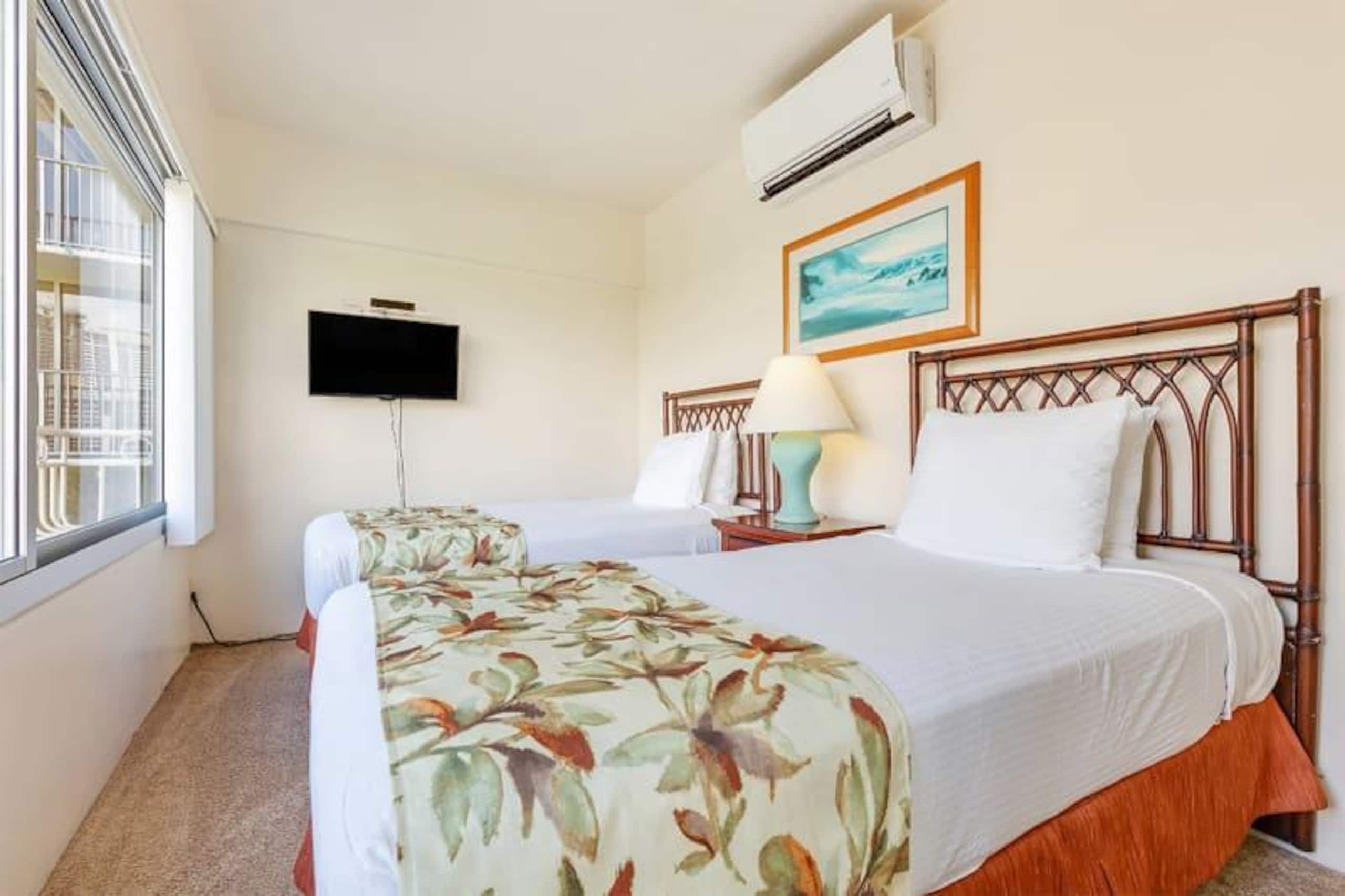 Condo in Honolulu · ★4.7 · 2 bedrooms · 3 beds · 1 shared bath - Image 12