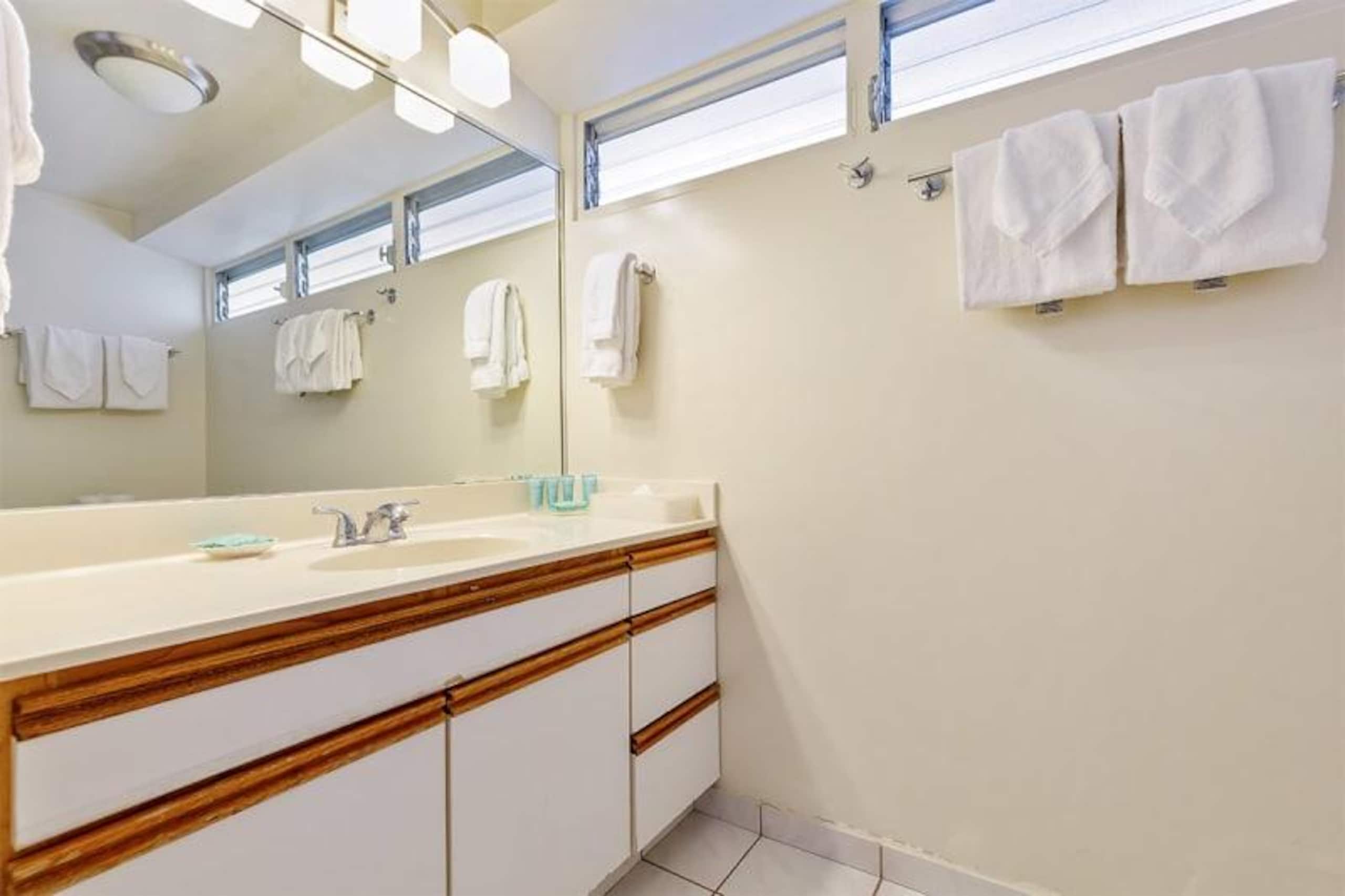 Condo in Honolulu · ★4.7 · 2 bedrooms · 3 beds · 1 shared bath - Image 13