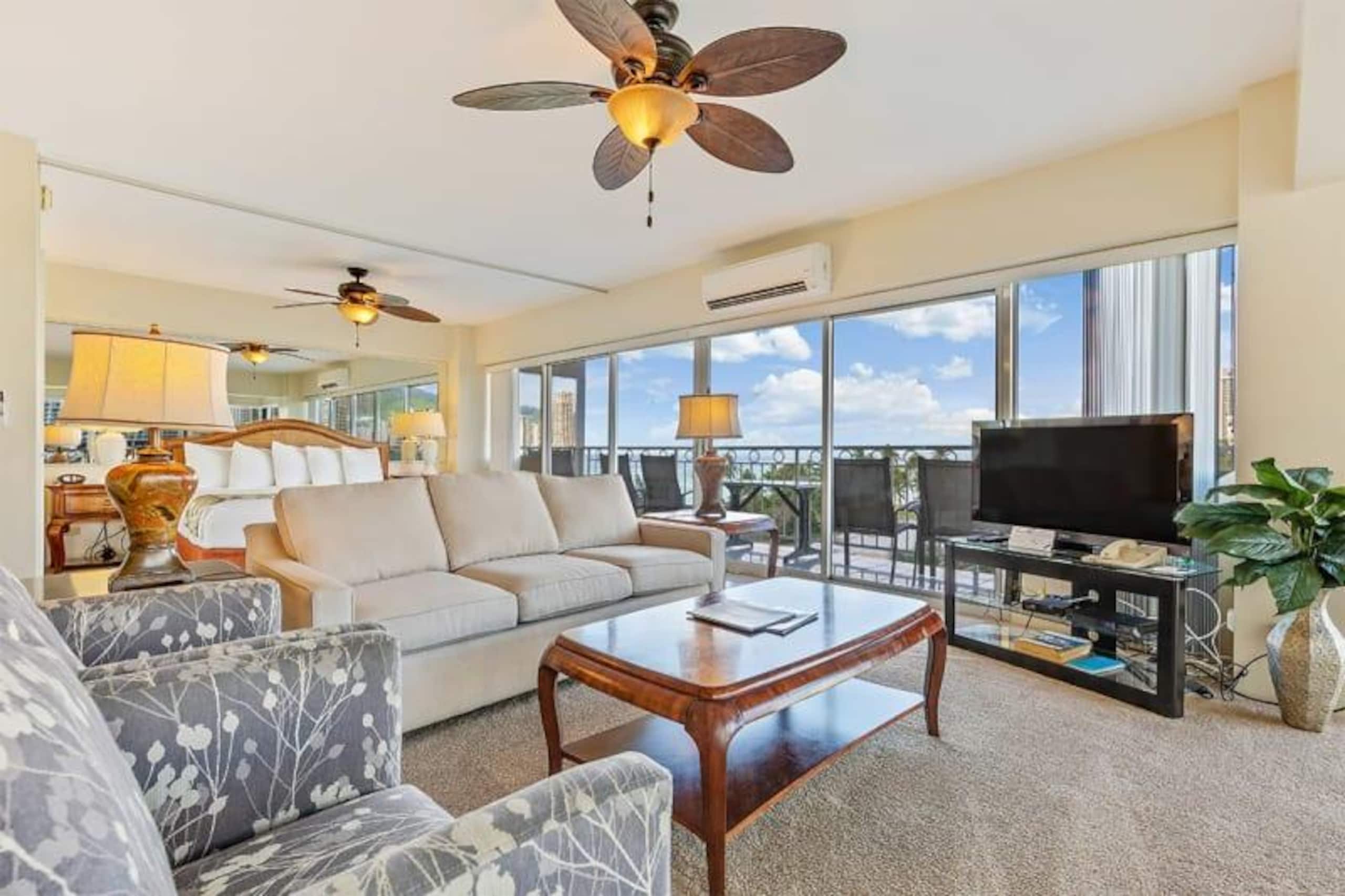 Condo in Honolulu · ★4.7 · 2 bedrooms · 3 beds · 1 shared bath - Image 2