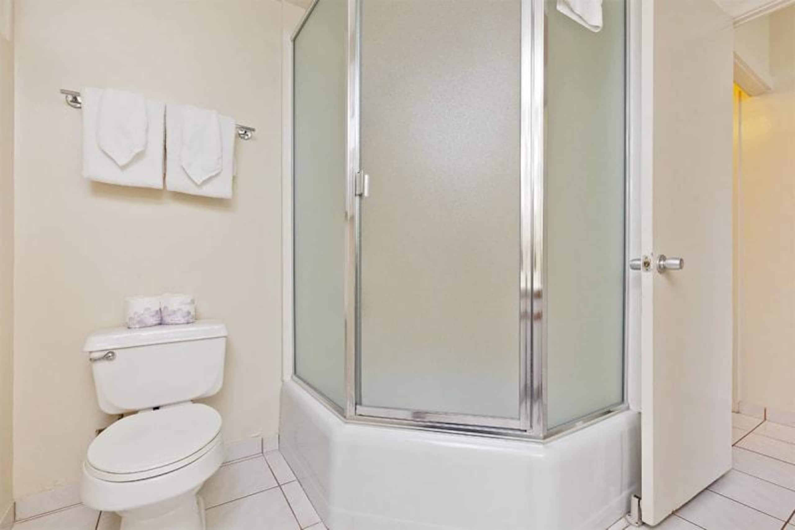 Condo in Honolulu · ★4.7 · 2 bedrooms · 3 beds · 1 shared bath - Image 14