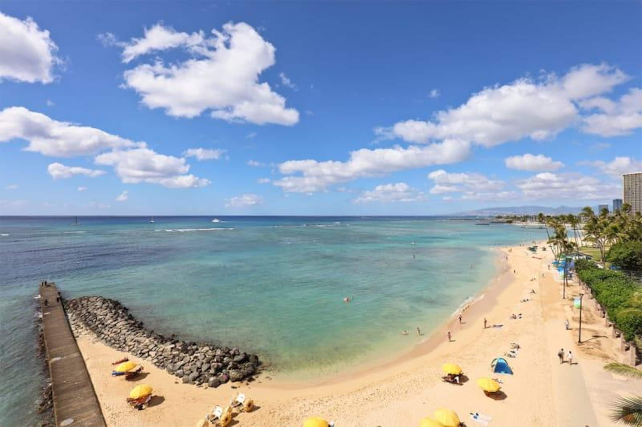 Condo in Honolulu · ★4.7 · 2 bedrooms · 3 beds · 1 shared bath - Image 5