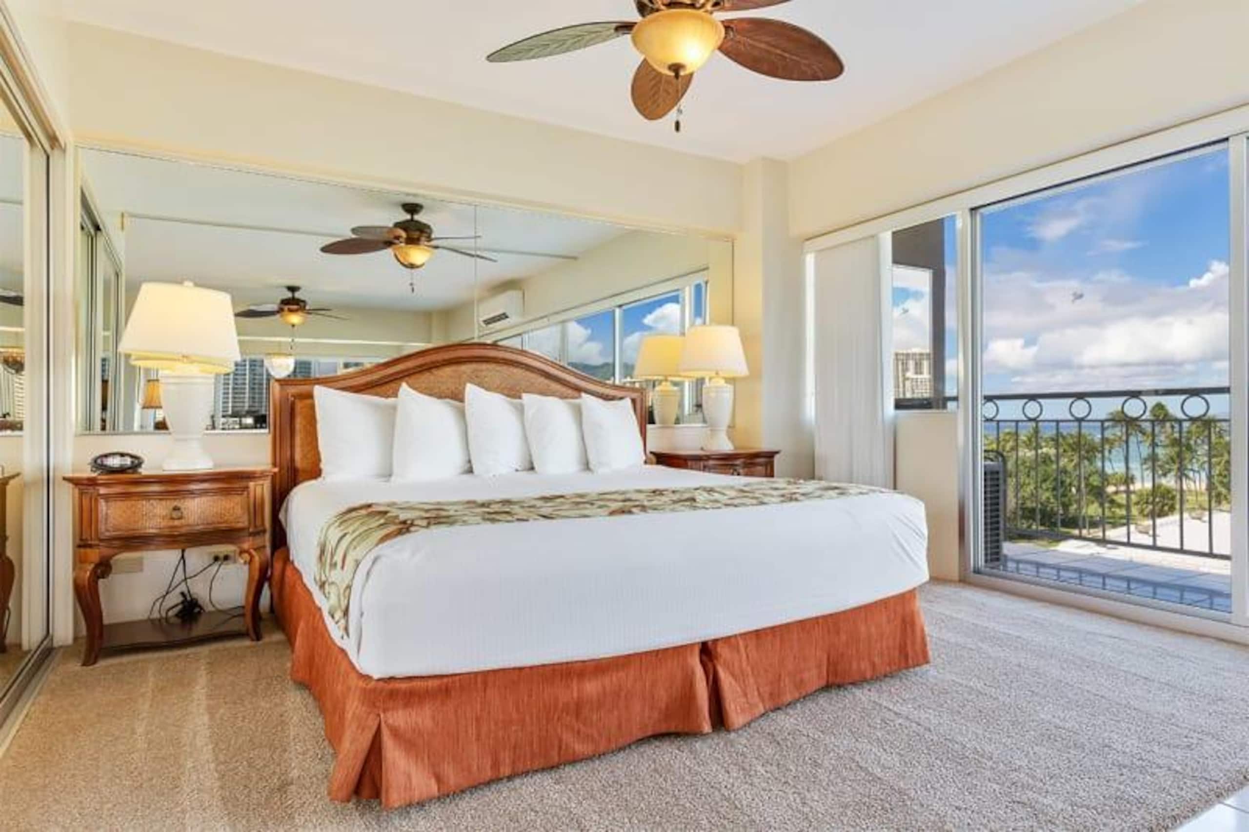 Condo in Honolulu · ★4.7 · 2 bedrooms · 3 beds · 1 shared bath - Image 4