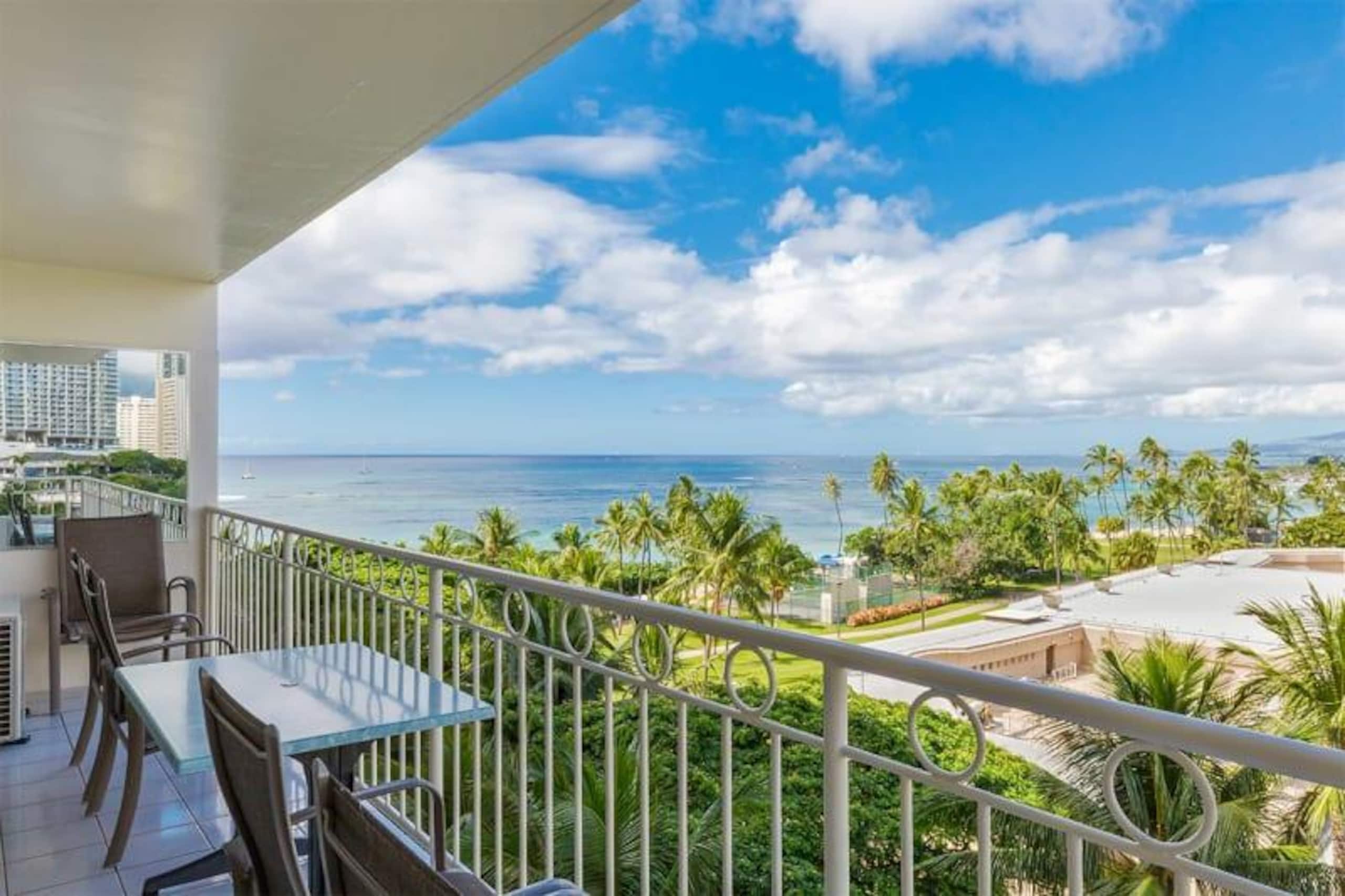 Condo in Honolulu · ★4.7 · 2 bedrooms · 3 beds · 1 shared bath - Image 1