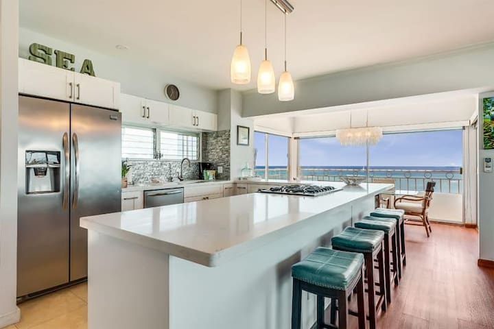 2 Bedroom Deluxe Ocean Front – Waikīkī Shore 600 gallery image 3