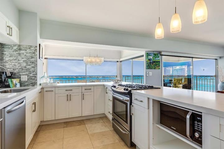 2 Bedroom Deluxe Ocean Front – Waikīkī Shore 600 gallery image 4