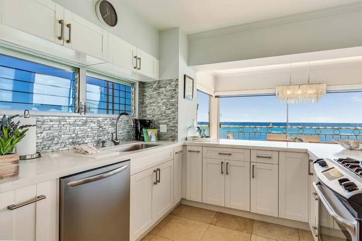 2 Bedroom Deluxe Ocean Front – Waikīkī Shore 600 gallery image 5