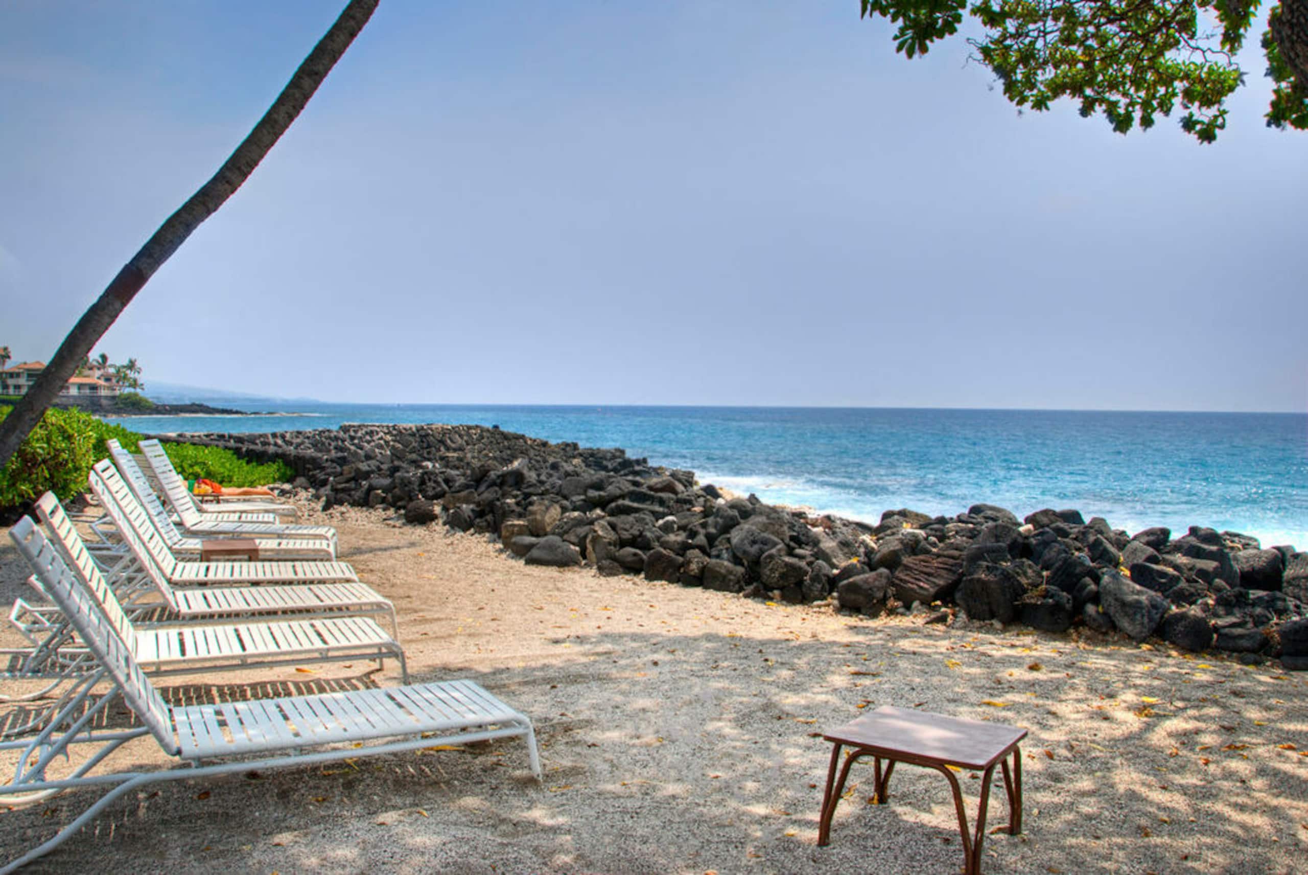 Condo in Kailua-Kona · ★5.0 · 1 bedroom · 2 beds · 1 private bath - Image 32