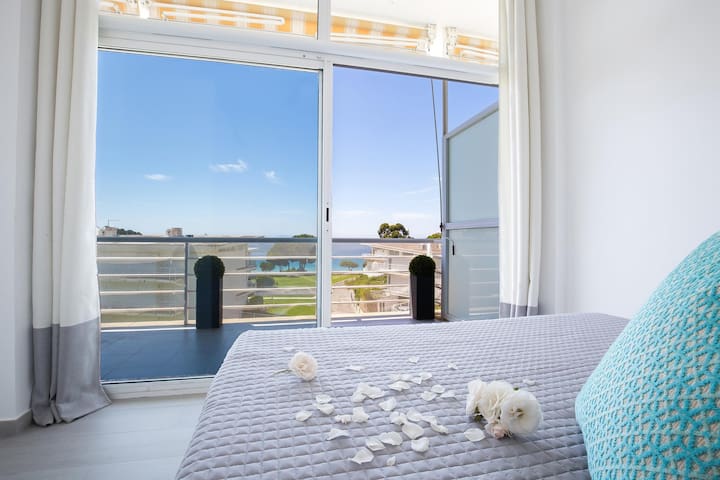 almadrava platja 1 -superb apartment on the beach