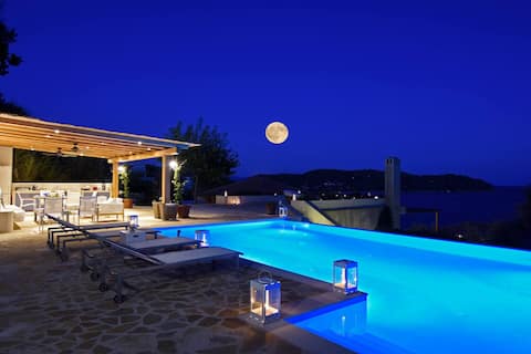 GoldieLocks 6-Bedroom Beachfront Villa Skiathos