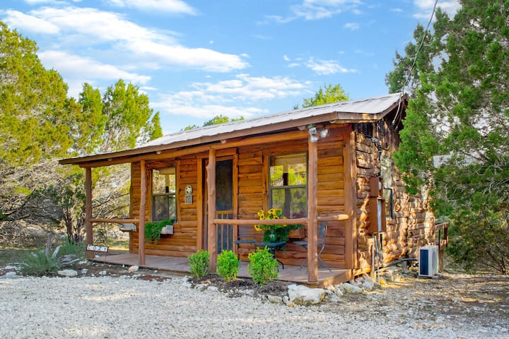 Romantic Cozy Log Cabin with Private Hot Tub