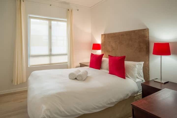 חדר שינה מרווח עם מיטה גדולה