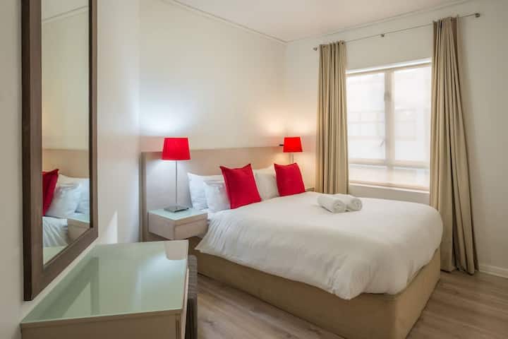 חדר שינה מרווח עם מיטה גדולה