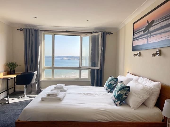 Chy Lowen Is A 4 Bedroom Clifftop Townhouse - Newquay