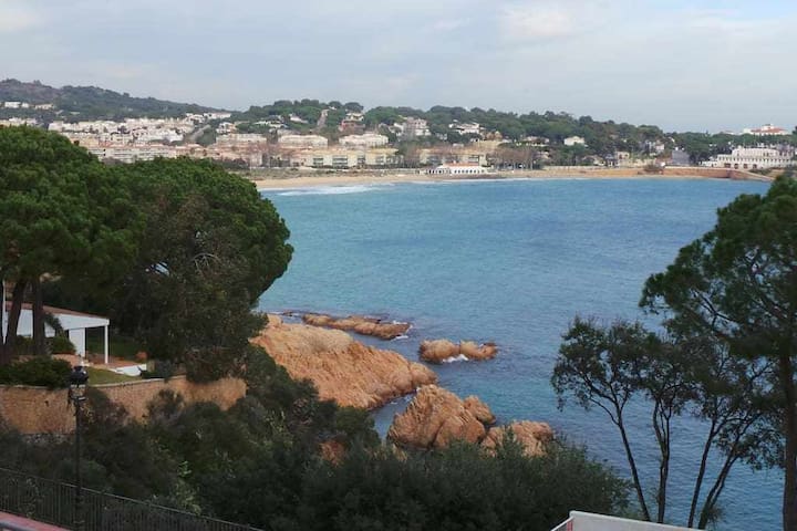 Costa Brava. Sagaró frontbeach, cala acces