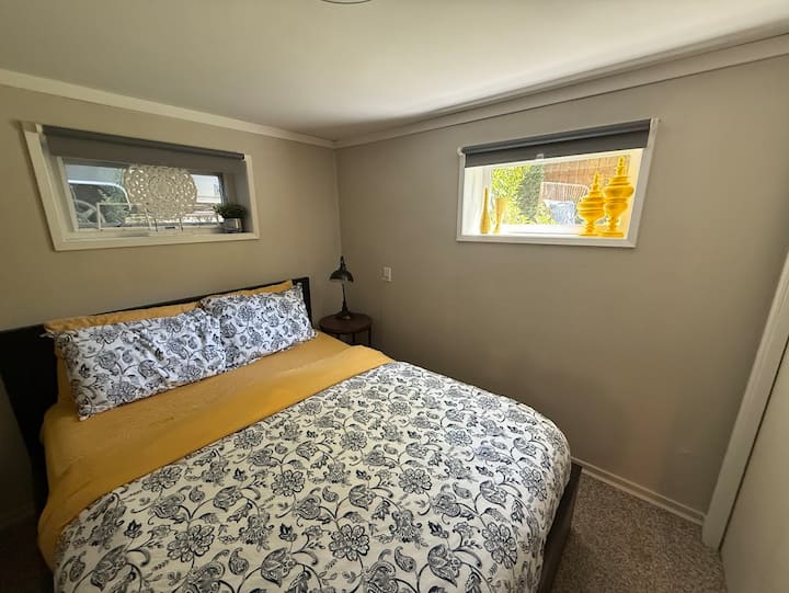 غرفة النوم 4: غرفة نوم زاوية مضيئة مع خزانة.