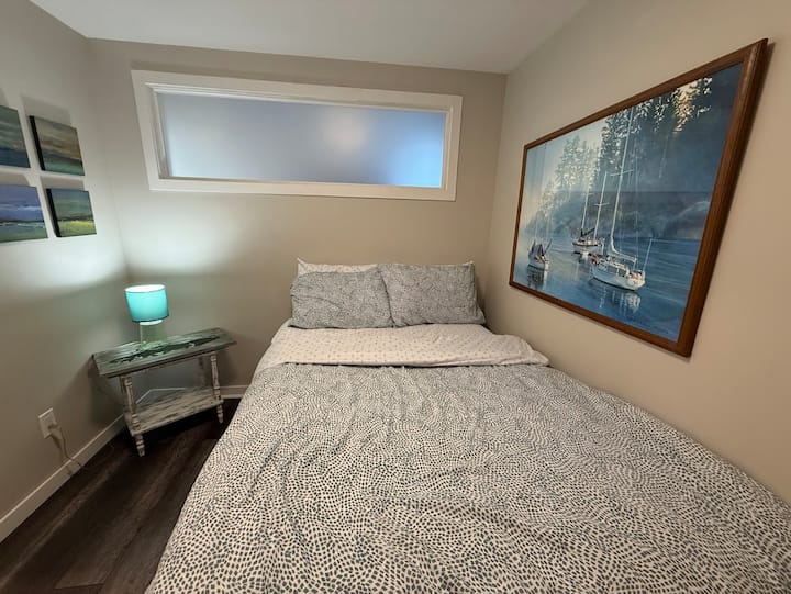 غرفة النوم 2: غرفة صغيرة بسرير مزدوج، بدون نافذة خارجية.