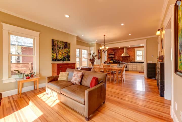Walk To Pearl St From Luxury Historic Home + Yard - 波德