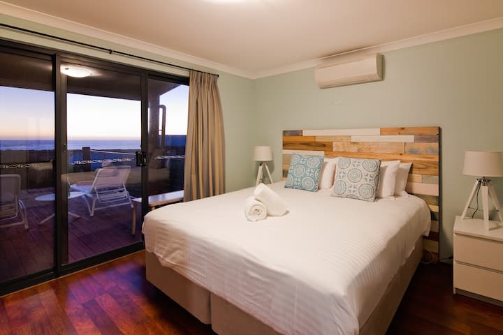 Главниот апартман на горниот кат има брачен кревет, сопствена бања, пристап до балкон и поврзана канцеларија/детска соба со детско креветче. 