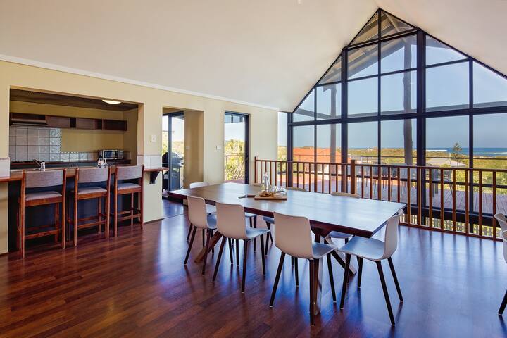 Bondys Beach House—Panoramic Beachside Living gallery image 3