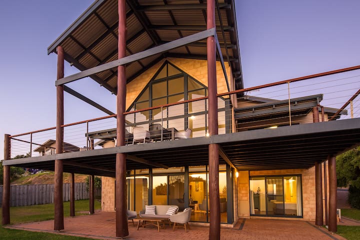 Bondys Beach House—Panoramic Beachside Living