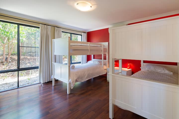 Совршено место за одмор за помлади гости, петтата спална соба има два кревета на спрат и сопствена бања.