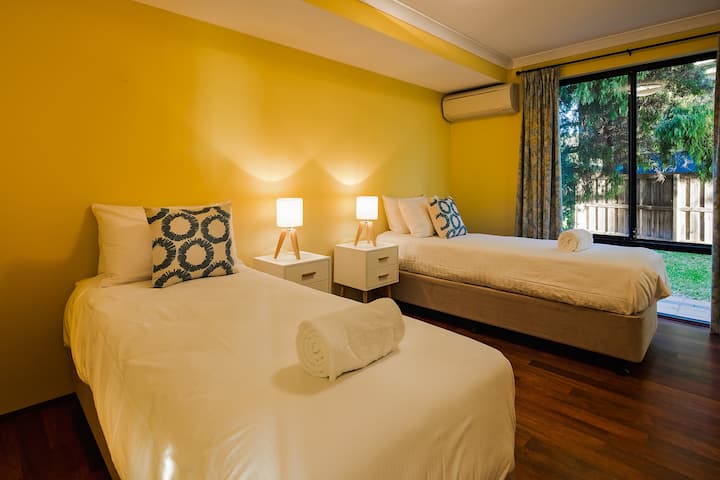 Оваа светла и пространа четврта спална соба нуди два единечни кревета кои може да се спојат за да формираат брачен кревет (широк 150-179 см) на барање, што ја прави идеална за семејства или пријатели.