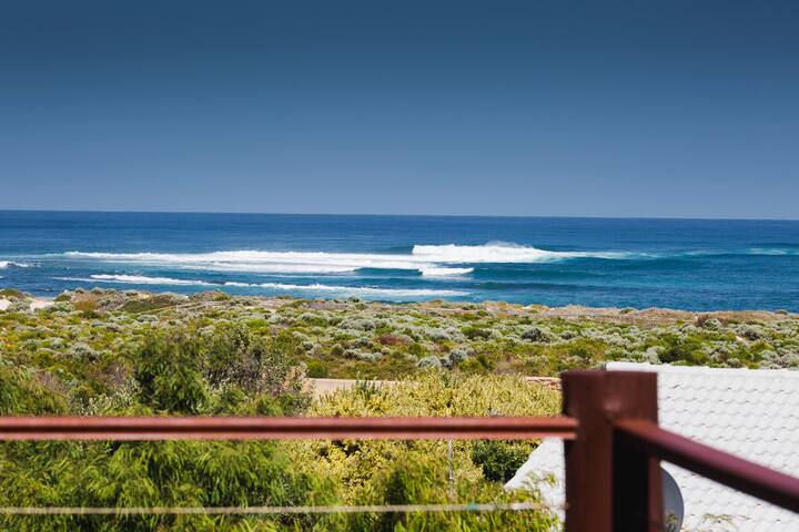 Bondys Beach House—Panoramic Beachside Living gallery image 4