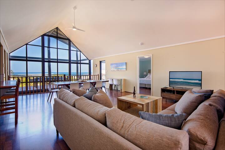 Bondys Beach House—Panoramic Beachside Living gallery image 2
