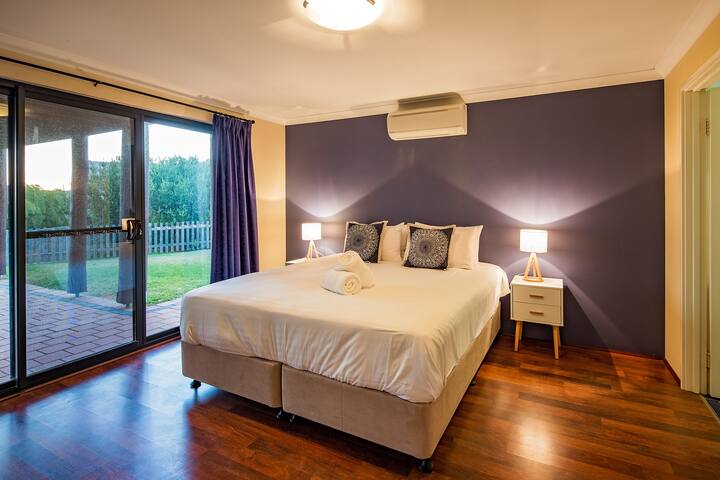 Bondys Beach House—Panoramic Beachside Living gallery image 5