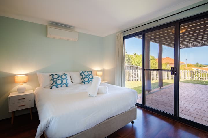 Внимателно дизајнирана за удобност, оваа стилска брачна спална соба нуди заеднички пристап до целосна сопствена бања.