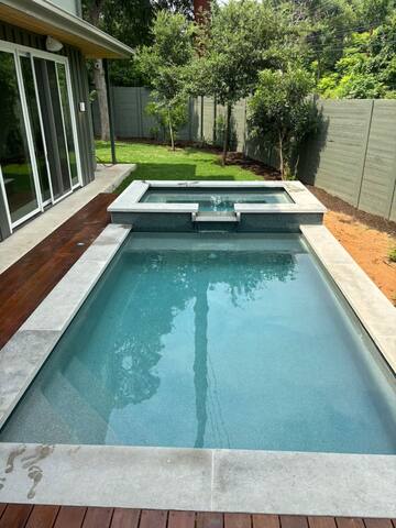 Downtown 6 bedroom house with pool. Walk to ACL gallery image 2