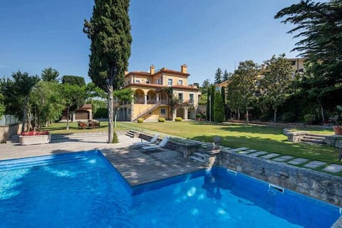 Successful Airbnb property: Triadú-Marqués manor house, Girona in Girona