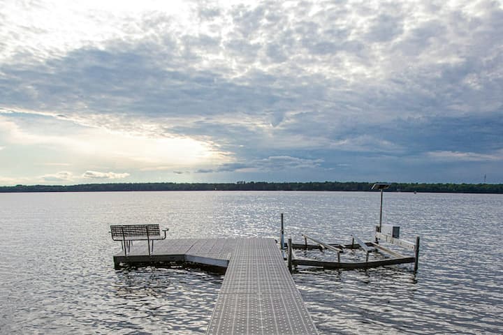 3BR Lakefront Dog Friendly | Dock | Balcony