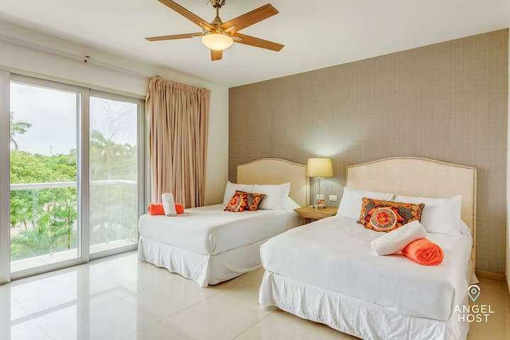 El dormitorio 2 cuenta con dos camas dobles y mucha luz.