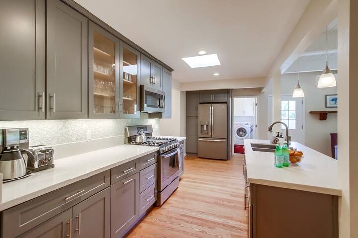 Ocean 2 Blocks * Fenced Yard * Dogs OK * A/C gallery image 3