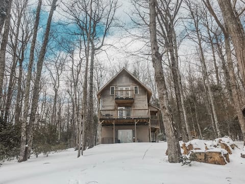 Winter Escape - Cozy Cabin + Hot Tub near Parkway