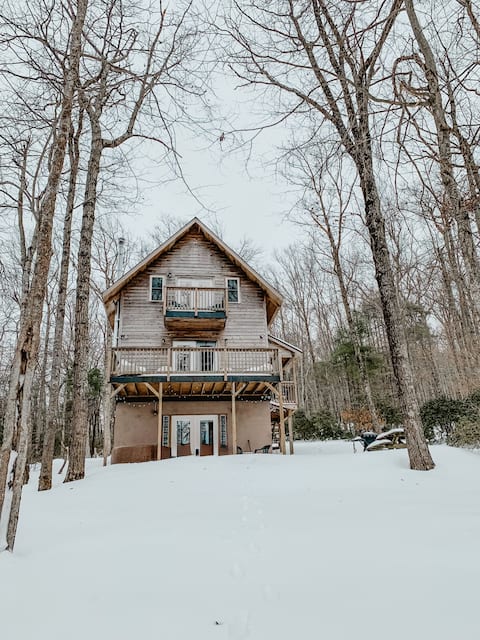 Winter Escape - Cozy Cabin + Hot Tub near Parkway