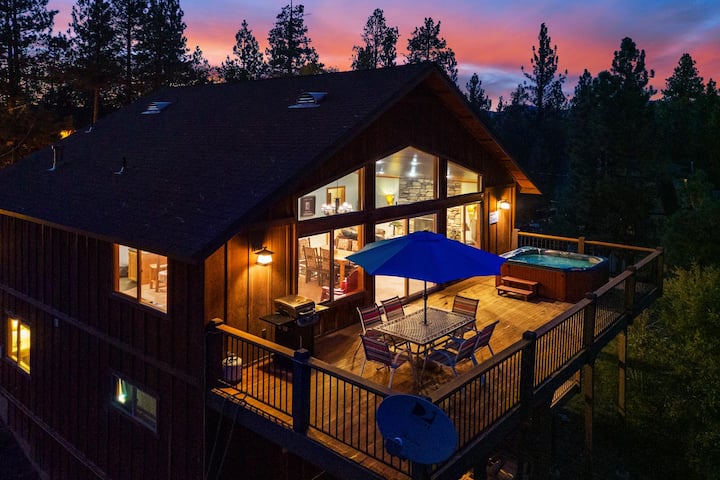 Evening Breeze By Destination Big Bear : Luxury! Near The Village! Hot Tub! Pet Friendly! Pool Table! 8 Minute Walk To Lakeside Meadow Park Pickleball Courts, Basketball Courts, And Playground! - Big Bear Lake, CA