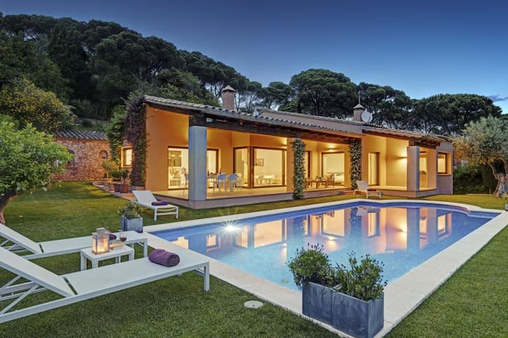 Holiday rental villa with swimming pool in Begur,