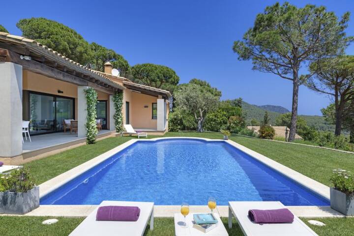 Holiday rental villa with swimming pool in Begur, gallery image 3