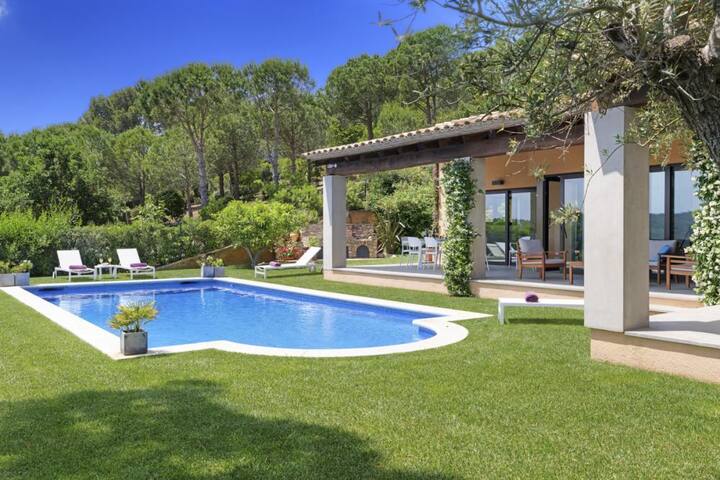 Holiday rental villa with swimming pool in Begur, gallery image 2