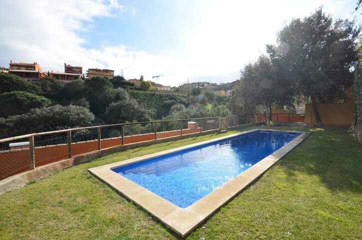 Holiday rental semidetached with swimming pool in gallery image 5
