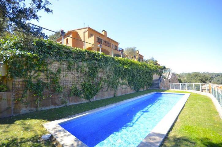 Holiday rental semidetached with swimming pool in gallery image 4