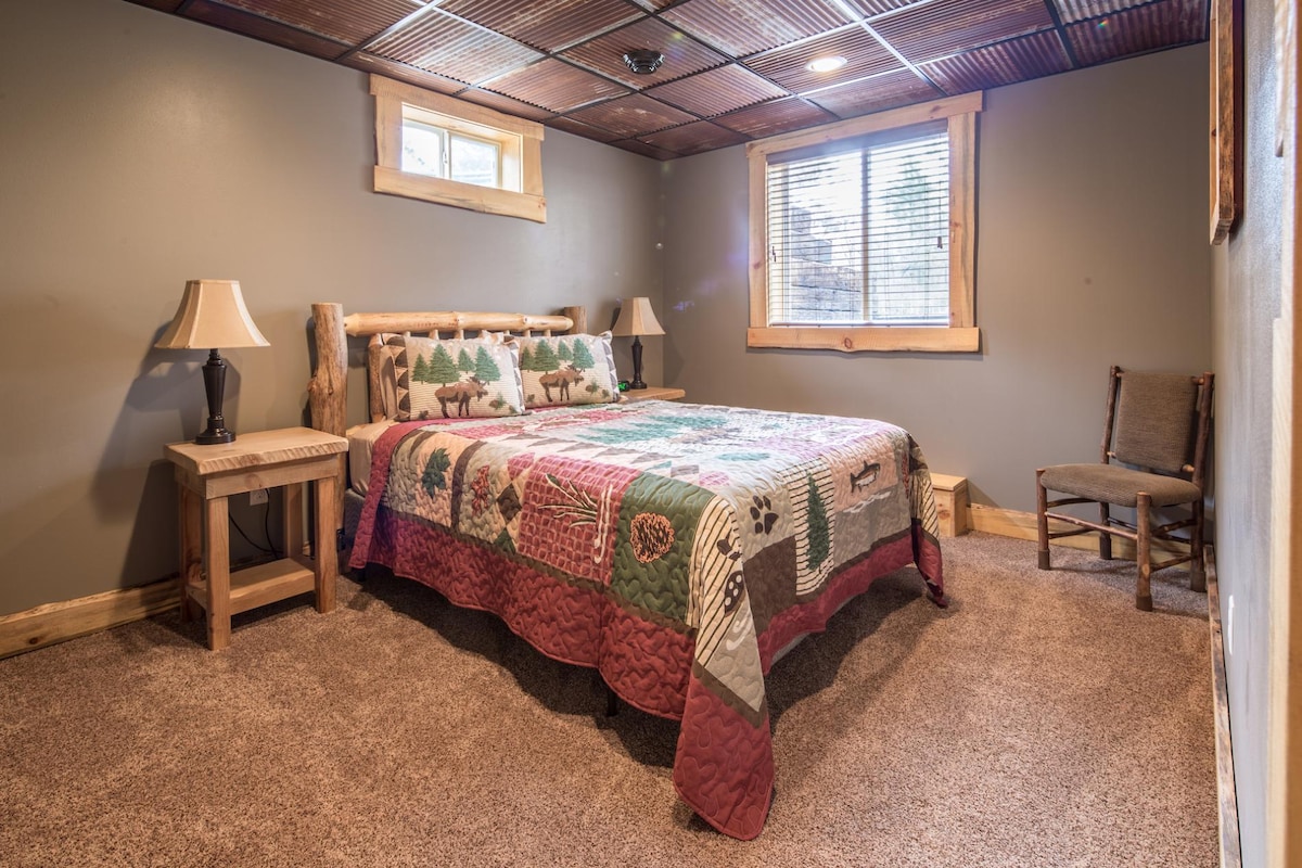 Bedroom 2 lower level, queen bed.