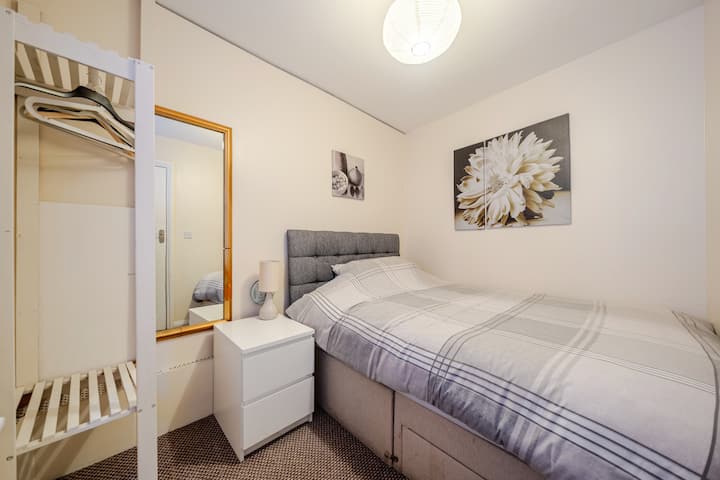 Une chambre compacte adaptée à un court séjour, avec un lit double et une table de chevet