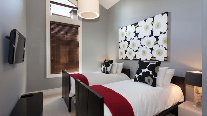 - Спалня 3 – спалня с две единични легла, предлагаща удобна обстановка за гъвкави престои
- Чистите спални принадлежности и смелите произведения на изкуството правят това светло пространство идеално за почивка
- Спокойното оформление подпомага спокойните нощи и безпроблемните моменти от почивката тук